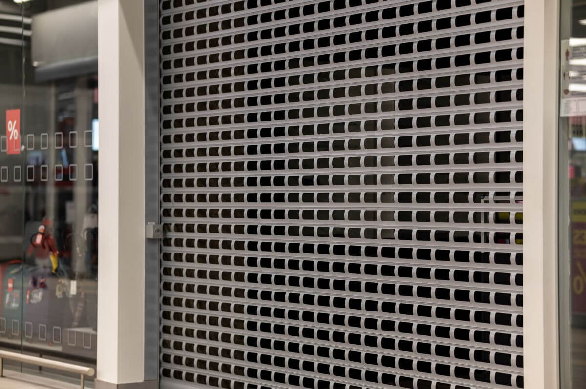 Kraty rolowane zasłaniają wejście do sklepu.