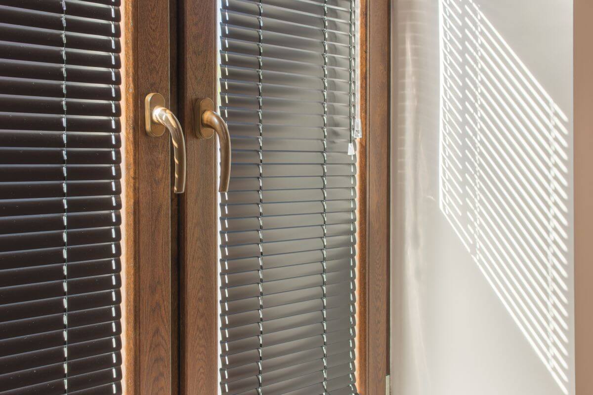 Dlaczego warto wybrać rolety aluminiowe zamiast materiałowych?