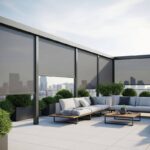Taras z nowoczesnymi meblami i roślinami, osłonięty refleksolami.