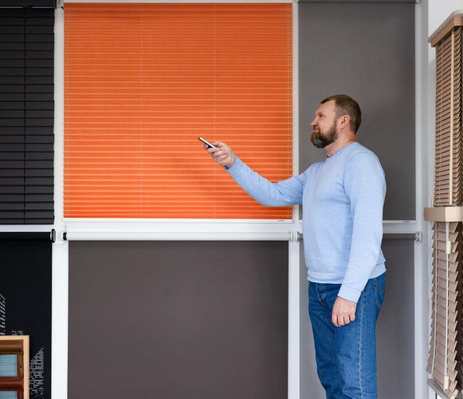 Automatyka do rolet dobiera się do etapu inwestycji i zasilania; obsługuje rolety zewnętrzne, dzień‑noc, plisy, refleksole; RC2, Uw, Ug.