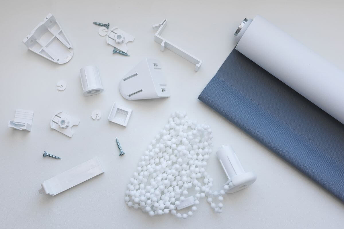 Akcesoria zwiększające trwałość rolet: wkładki szczotkowe/ślizgowe, odboje, elementy antywiatrowe, sterowanie z wykrywaniem przeszkód.